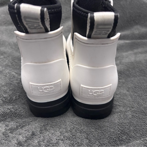 UGG White and Black Droplet Boots - Picture 5 of 7